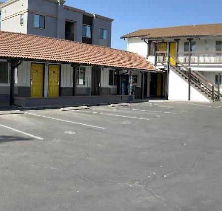 Escondido Inn Exterior photo